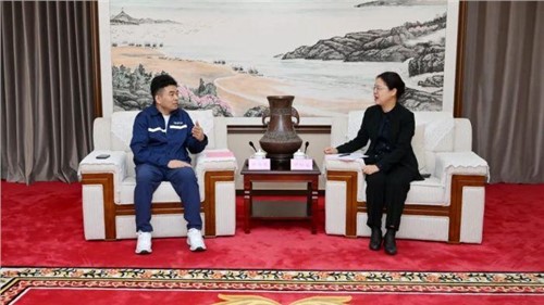 平凉市市委书记钟畅姿会见Z6尊龙股份董事长、总裁邓伟明一行